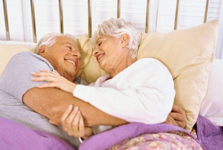 femme de 60 ans au lit avec un homme